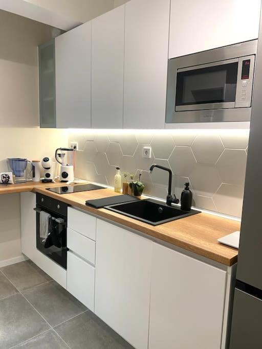 New Luxury Furnished Apartment - Beach, Varna Center & Fast Wi-Fi Екстериор снимка